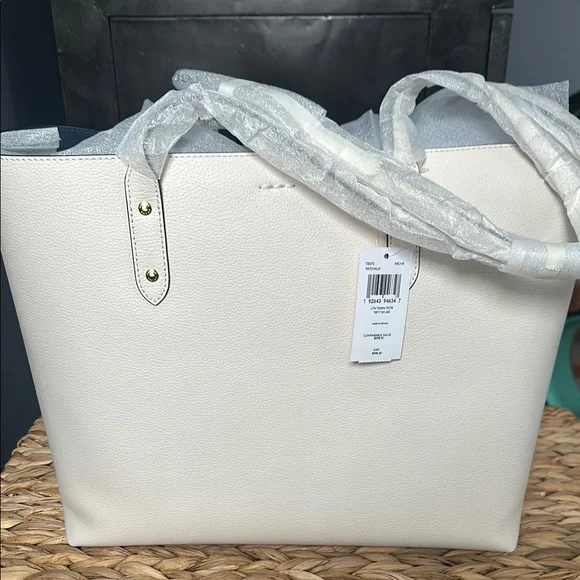 Coach White Textured Tote Bag with Gold Hardware - Picture 2 of 7